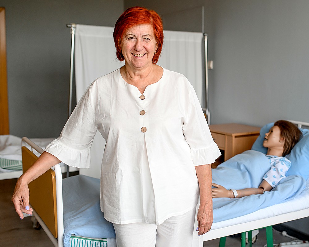 Krystyna Walewska, założycielka CEIRO, w pracowni szkoły przy łóżku do ćwiczeń